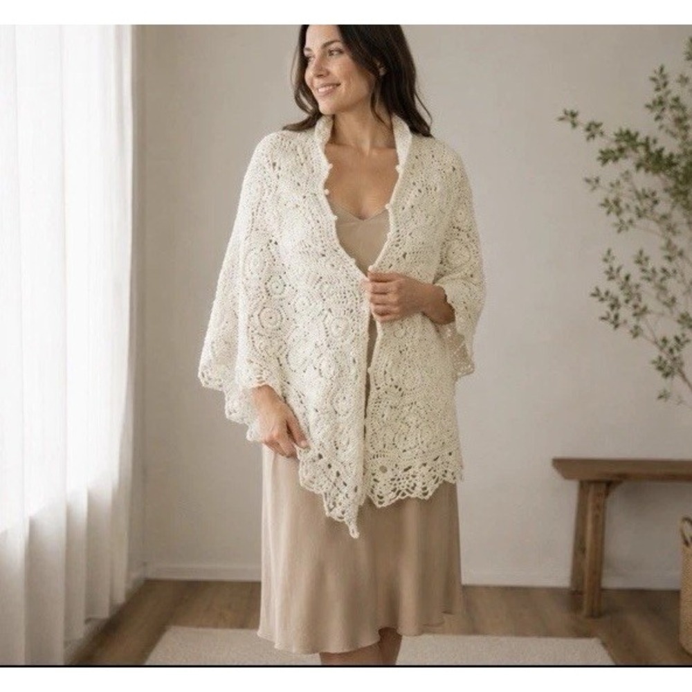 Vintage Cream Crochet Triangular Shawl Wrap Lace Fringe Boho Festival Hand Knit